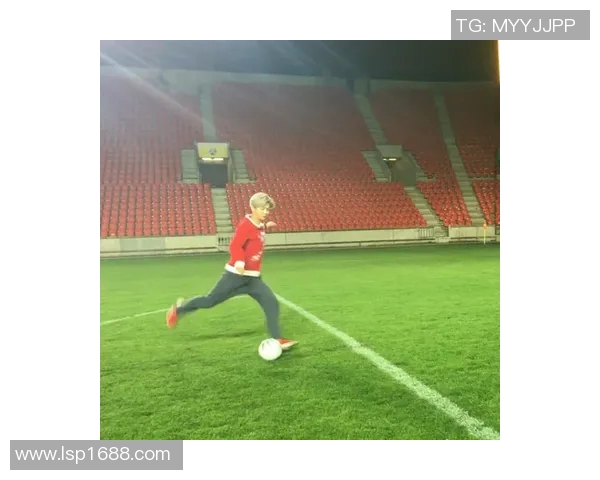 足球明星偶遇心仪球鞋瞬间展现时尚魅力与运动激情