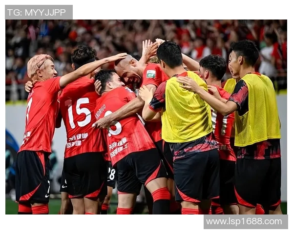 足球明星激烈冲突现场全景揭秘引发球迷热议与媒体关注