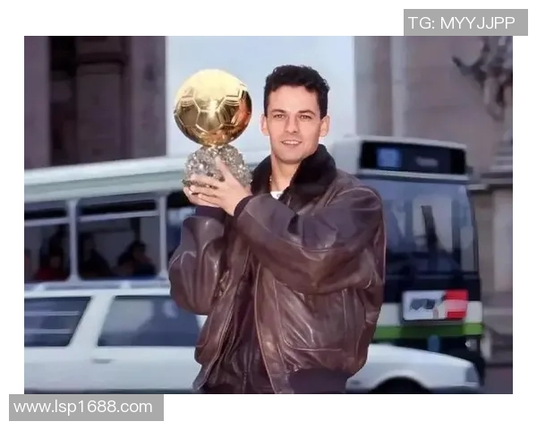 足球明星荣耀时刻奖项颁发现场视频回顾精彩瞬间与感人致辞